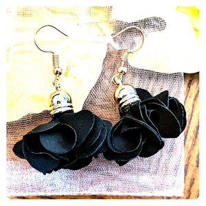 Black Flower Earrings HP🎉